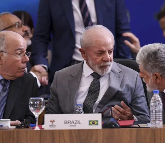 Confederação Israelita critica Lula por apoiar ação que acusa Israel de genocídio.