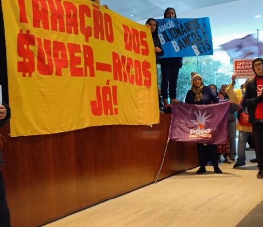 Militantes de esquerda invadem prédio na Faria Lima pedindo taxação dos super-ricos.
