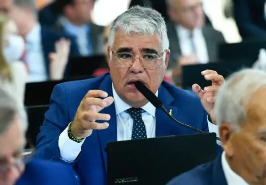 Senador Eduardo Girão vai protocolar quebra de sigilo do cunhado de Vorcaro