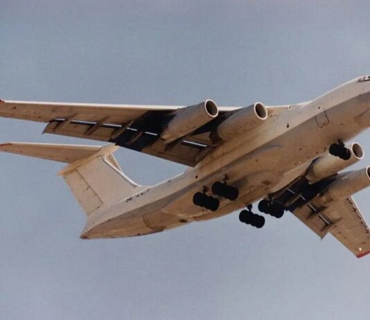 Senador pede explicações ao governo sobre avião russo que pousou em Brasília