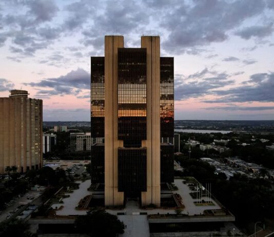 Brasil registra déficit de US$ 7,1 bilhões nas contas externas em julho, o pior resultado em 6 anos.