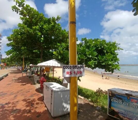 Facção ameaça vendedores de coco da Beira Mar de Fortaleza e exige que todos comprem produto do grupo criminoso