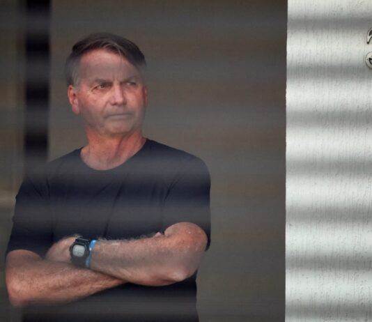 Moraes quer posição da PGR sobre pedido da PF de vigilância 24h dentro da casa de Bolsonaro.