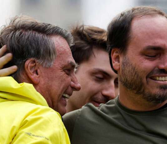 Carlos é internado após prisão domiciliar de Bolsonaro