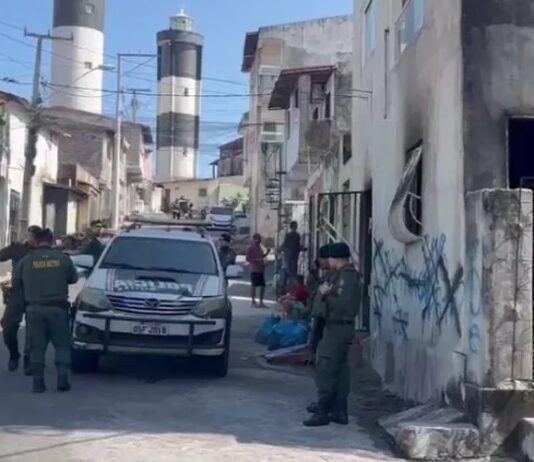 Criminosos jogam bomba em casa após facção dar prazo para família deixar o local, em Fortaleza