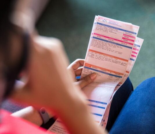 Clientes da Enel Ceará são notificados sobre cobrança de duas faturas em setembro; representante da OAB entende que há infração.