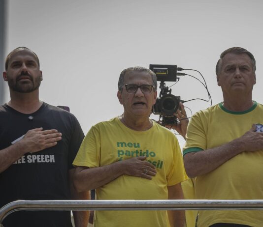 Dep. Eduardo Bolsonaro se solidariza com Silas Malafaia, mesmo após vazamento de críticas: “Estamos juntos”.