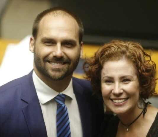 Eduardo Bolsonaro intercederá em favor de Carla Zambelli, na Itália