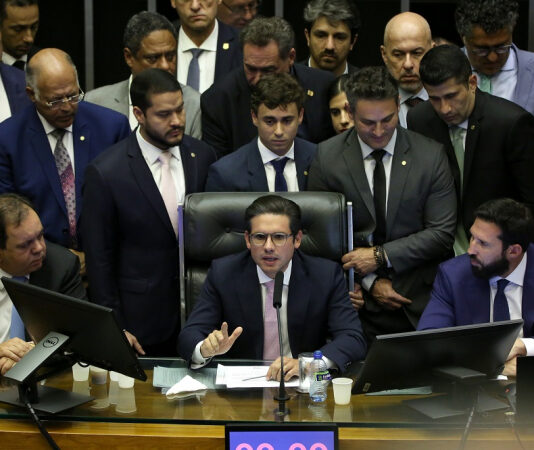 Oposição ganha apoio de partidos do Centrão por anistia e fim do foro privilegiado.
