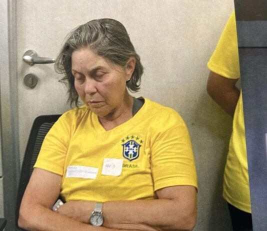 Idosa condenada pelo 8/1 foi espancada na cadeia após presas descobrirem o motivo da prisão.