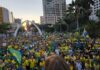 Milhares de pessoas lotam a Praça Portugal em manifestação pelo impeachment de Moraes e Lula.