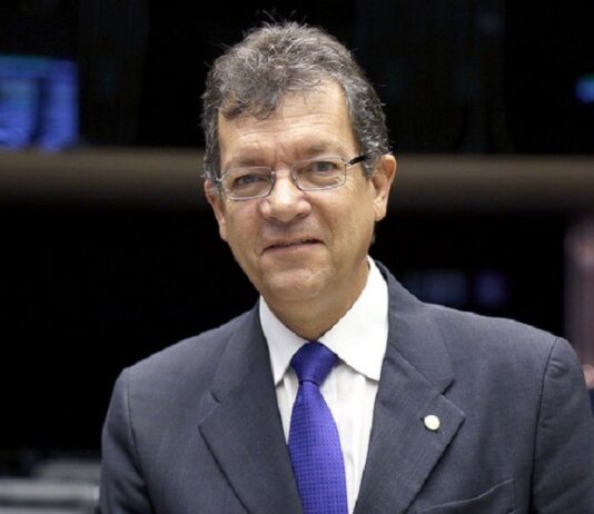 Senador Laércio Oliveira assina pedido de impeachment de Moraes e oposição atinge a maioria no Senado.