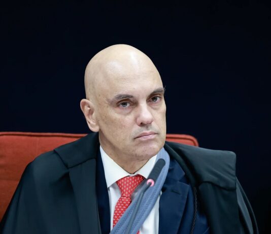 Moraes distorce postagens de Flávio e Eduardo ao decretar prisão domiciliar de Bolsonaro