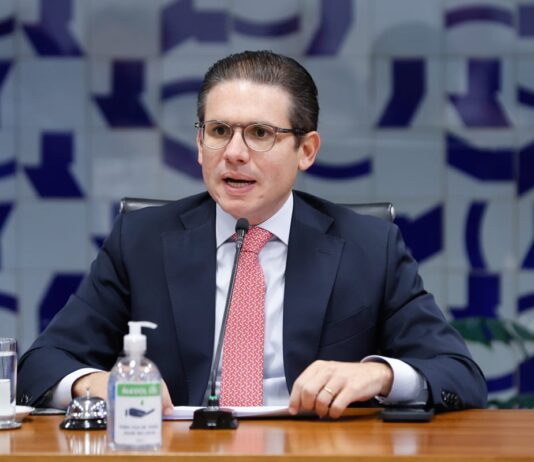 Motta inclui PEC da imunidade e do fim do foro na pauta da Câmara.