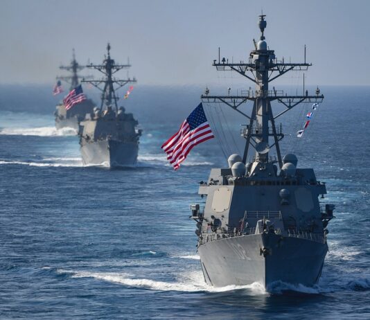 EUA enviam navios de guerra à costa da Venezuela para combater tráfico de drogas.