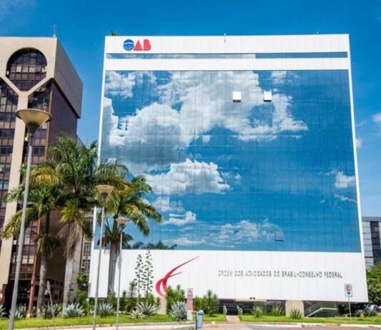 Associação de juristas acusa OAB de enfraquecer democracia ao relativizar arbítrios do STF.