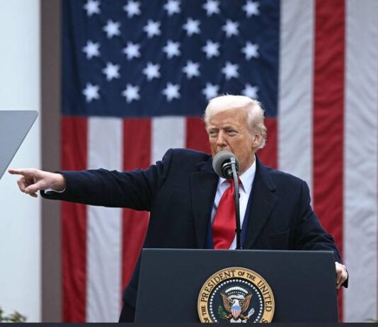 Trump ameaça impor tarifas e restringir exportação de tecnologia a países que regularem big techs