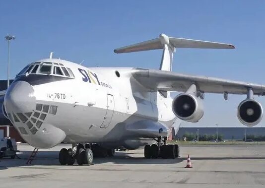 Avião sancionado pelos EUA chega a Brasília vindo de Moscou