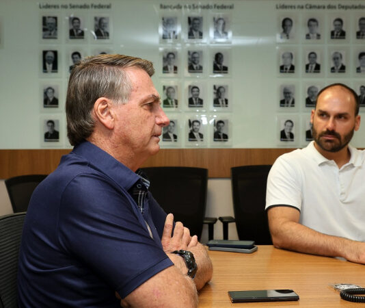 Eduardo manda recado a aliados às vésperas do julgamento de Bolsonaro