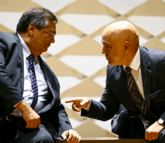 Moraes e Dino votam para aceitar denúncia contra Eduardo Bolsonaro por suposta coação à Justiça