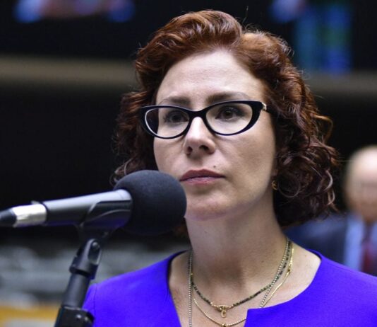 Carla Zambelli seguirá em prisão preventiva na Itália até julgamento.