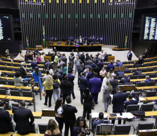 Câmara aprova PL que permite ao STJ criar 330 cargos comissionados, com impacto estimado de 8,7 bilhões.