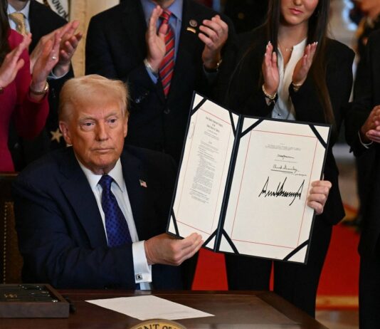 Trump fala em retirar recursos de escolas com viés trans