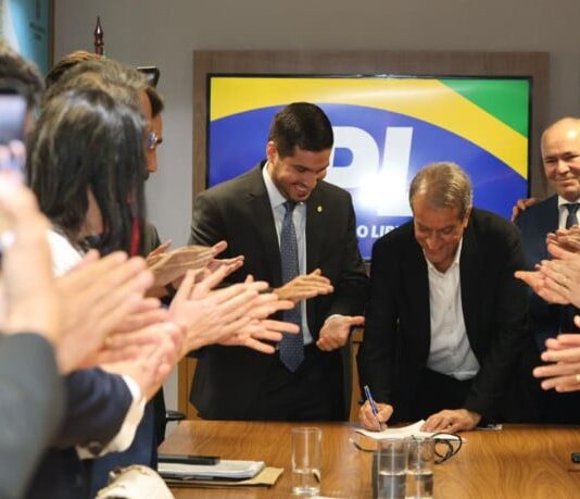André Fernandes toma posse em Brasília como novo presidente do PL Ceará