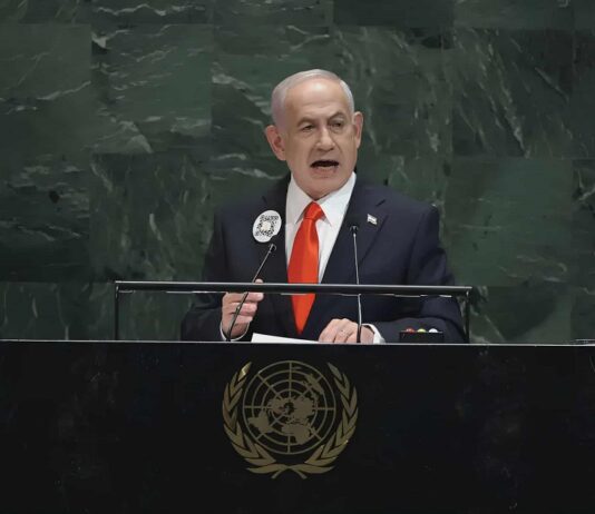 Netanyahu usa broche na ONU com QR Code que leva a imagens do ataque terrorista de 7 de outubro