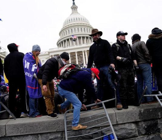 Trump acusa FBI de infiltrar mais de 270 agentes como agitadores no ataque ao Capitólio em 6 de janeiro.