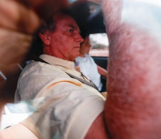 Jair Bolsonaro passa mal e é levado às pressas para hospital do DF.