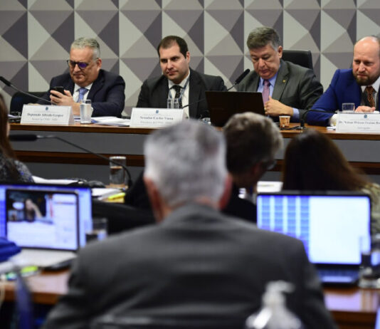 “Fraudadores aplaudem decisão de Flavio Dino”, diz presidente da CPMI do INSS