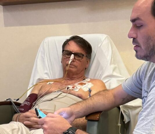 Carlos atualiza estado de saúde de Bolsonaro após piora médica