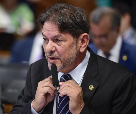 Senador Cid Gomes vota contra convocação dos familiares do careca do INSS na CPMI.