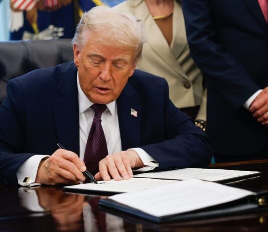 Trump assina ordem e classifica “Antifa” como grupo terrorista