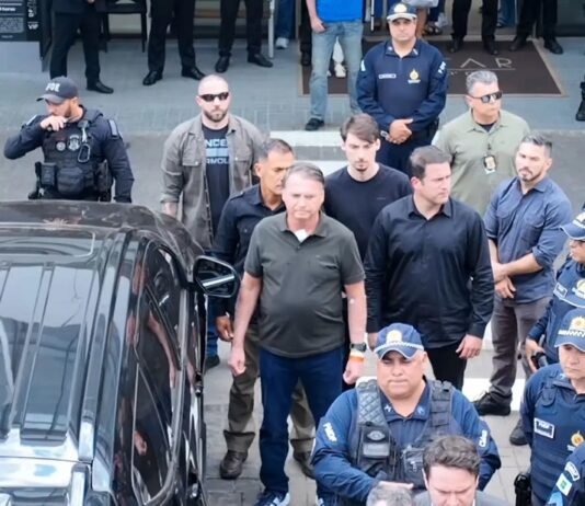 Carlos diz que escolta armada ao hospital foi feita para humilhar Bolsonaro