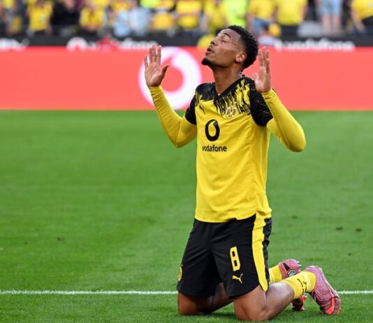 Borussia Dortmund chama atenção de jogador Felix Nmecha após manifestar pesar pela morte de Charlie Kirk.