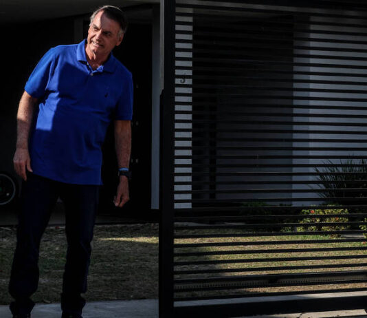 Bolsonaro veta negociação por redução de pena e defende anistia do 8 de Janeiro.