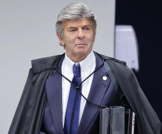 Fux rejeita condenação de Bolsonaro e demais réus por organização criminosa.