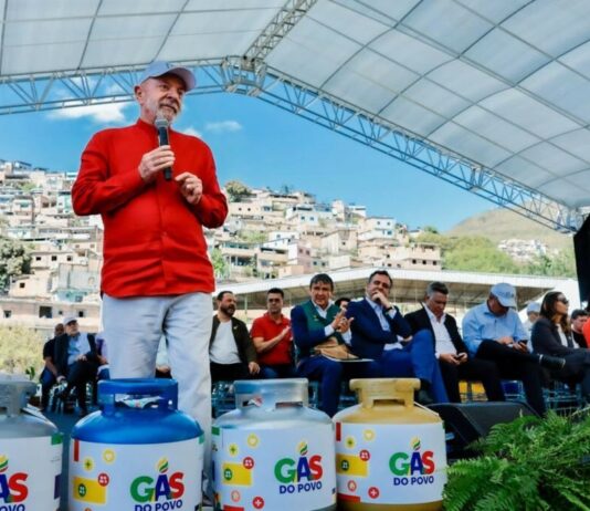 Lula defende que ‘muitos tenham pouco dinheiro’ para país evoluir