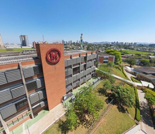 Professora é acusada de fazer gesto nazista durante aula com aluno judeu presente