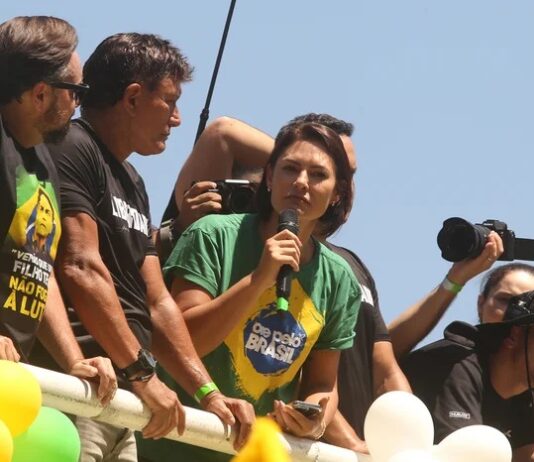 Em entrevista a jornal britânico, Michelle Bolsonaro cogita disputar eleições de 2026: “Me erguer como leoa”.