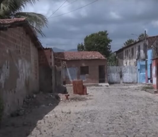 Moradores são expulsos de casa por ordem de facção criminosa na cidade Pacatuba, região metropolitana de Fortaleza.