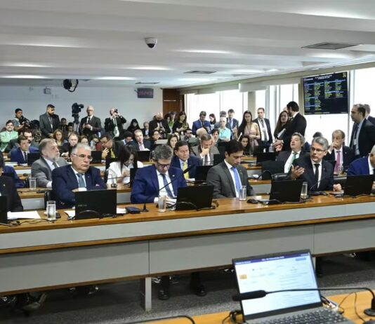 Alcolumbre descarta votação em plenário e arquiva PEC da Imunidade.