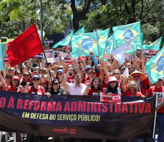 Professores chamam prefeito Evandro Leitão de traidor em protesto contra PL do Ajuste Fiscal.