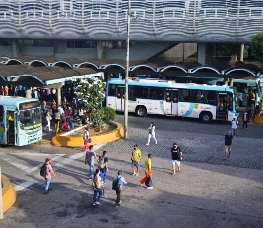 Suspensão de linhas de ônibus deve afetar 9 mil passageiros, diz Sindiônibus.