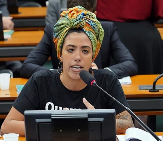 Deputada do PSOL apresenta projeto que proíbe uso de drones e helicópteros armados em operações policiais.