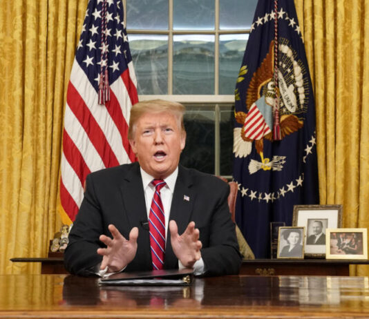 No dia do julgamento de Bolsonaro, Trump fará pronunciamento no salão oval da Casa Branca.