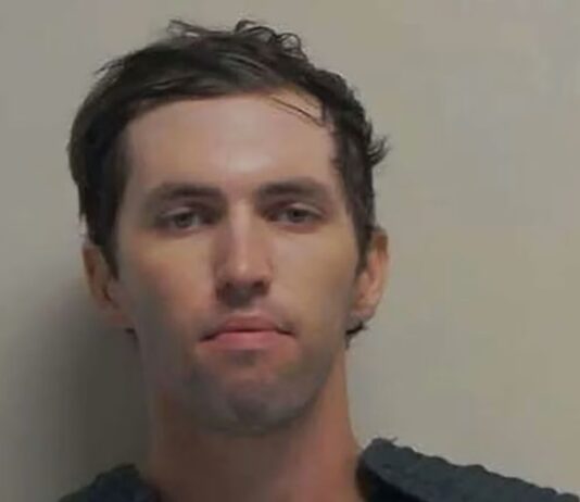 Arma do atirador tinha mensagens como: “Ei, fascista! Pegue!”, “Oh bella ciao” e “Se você leu isso, você é gay”.