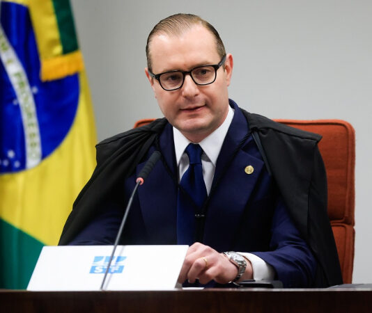 Voto de Cristiano Zanin firma placar de 4×1 contra Bolsonaro e outros sete réus na primeira turma do STF.